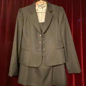 Tahari Arthur Levine 2 piece suit